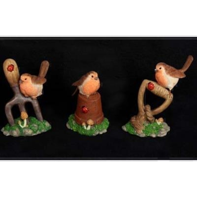 Choice of 3 robins sitting on garden tools. Perfect stocking filler gift for any gardeners in your life or just to bring a festive touch to a shelf or window ledge. Price is for 1 figurine and the choice will be random unless specified. Approx size 14x10x7cm.